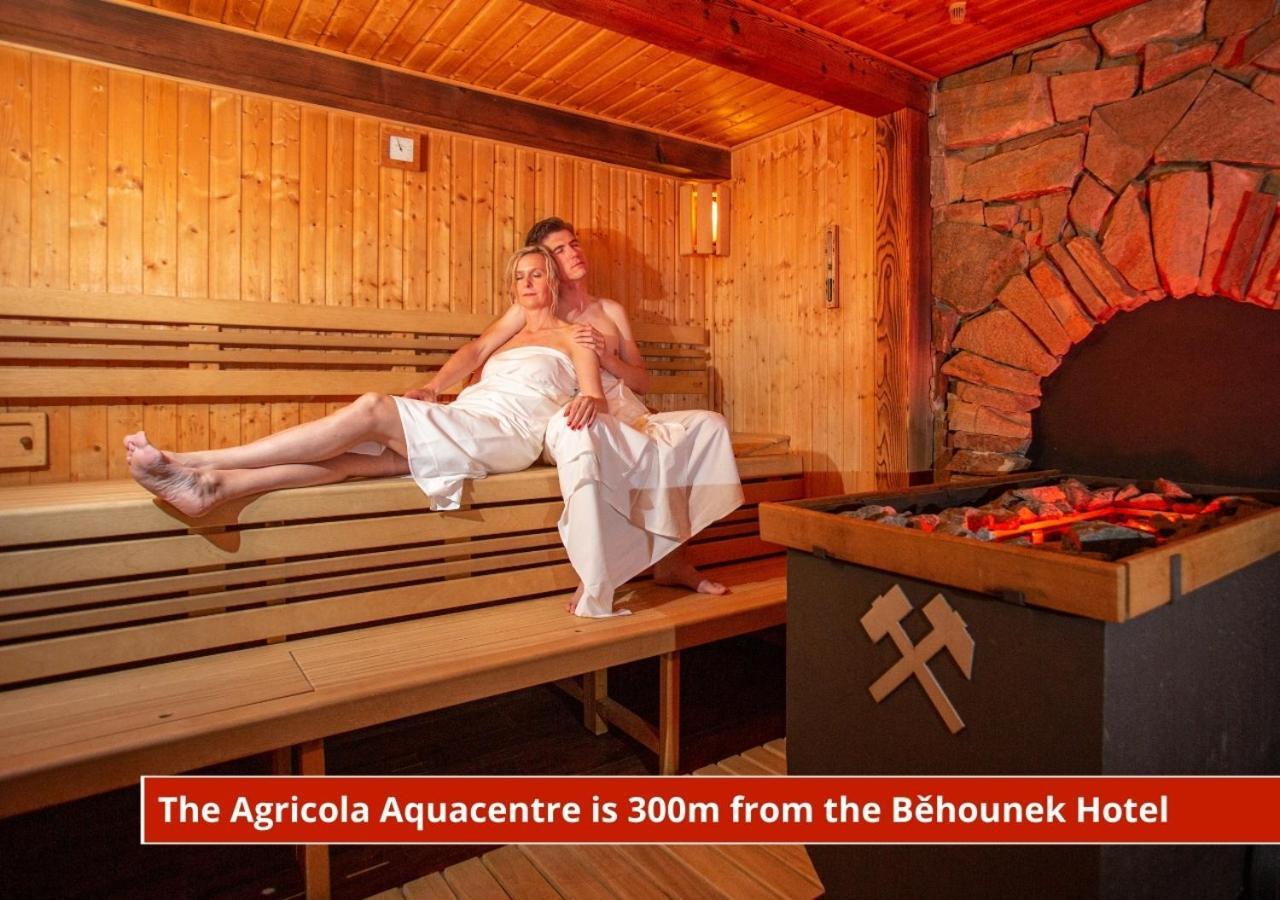 Hotel Behounek Яхимов Экстерьер фото